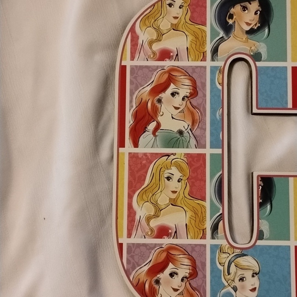 Disney wall decor letter C showing 6 different princesses - Picture 7 of 8
